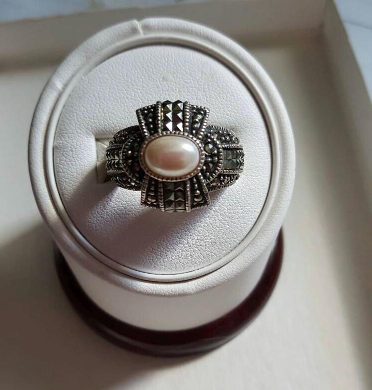 Herrlicher Designer Signierter Judith Jack Ring Aus Sterlingsilber Mit Markasit Und Kunstperle - Größe 8 Neuwertig Herrlicher Designer Signierter Judith Jack Ring Aus Sterlingsilber Mit Markasit Und Kunstperle - Größe 8 Neuwertig von JewelryGaloreGifts