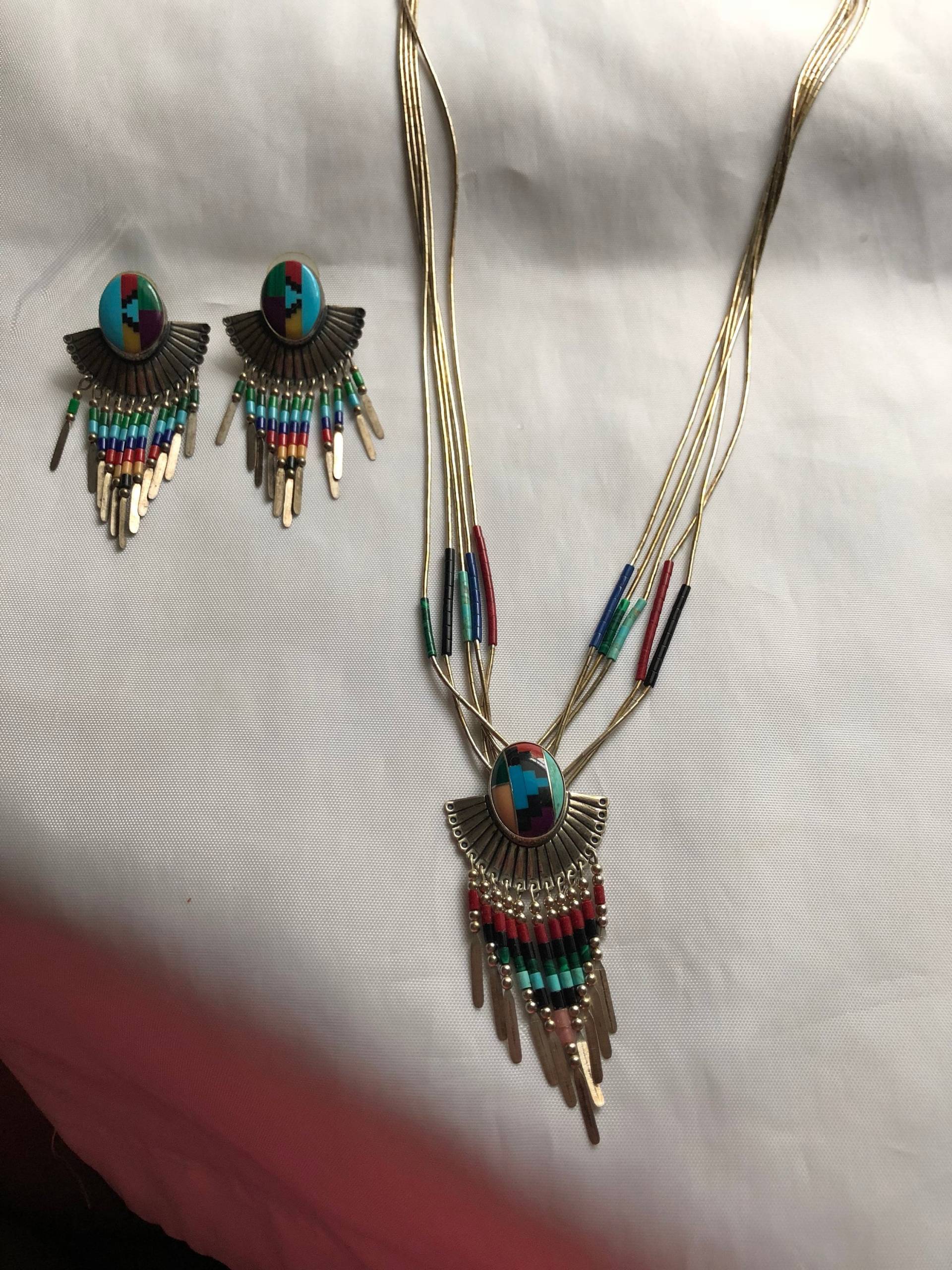 Vintage 5 Strand Flüssige Sterling Silber Multi Farbe Stein Halskette & Passende Ohrringe. Signiert Q.t Vintage 5 Strand Flüssige Sterling Silber Multi Farbe Stein Halskette & Passende Ohrringe. Signiert Q.t von JewelryGaloreGifts