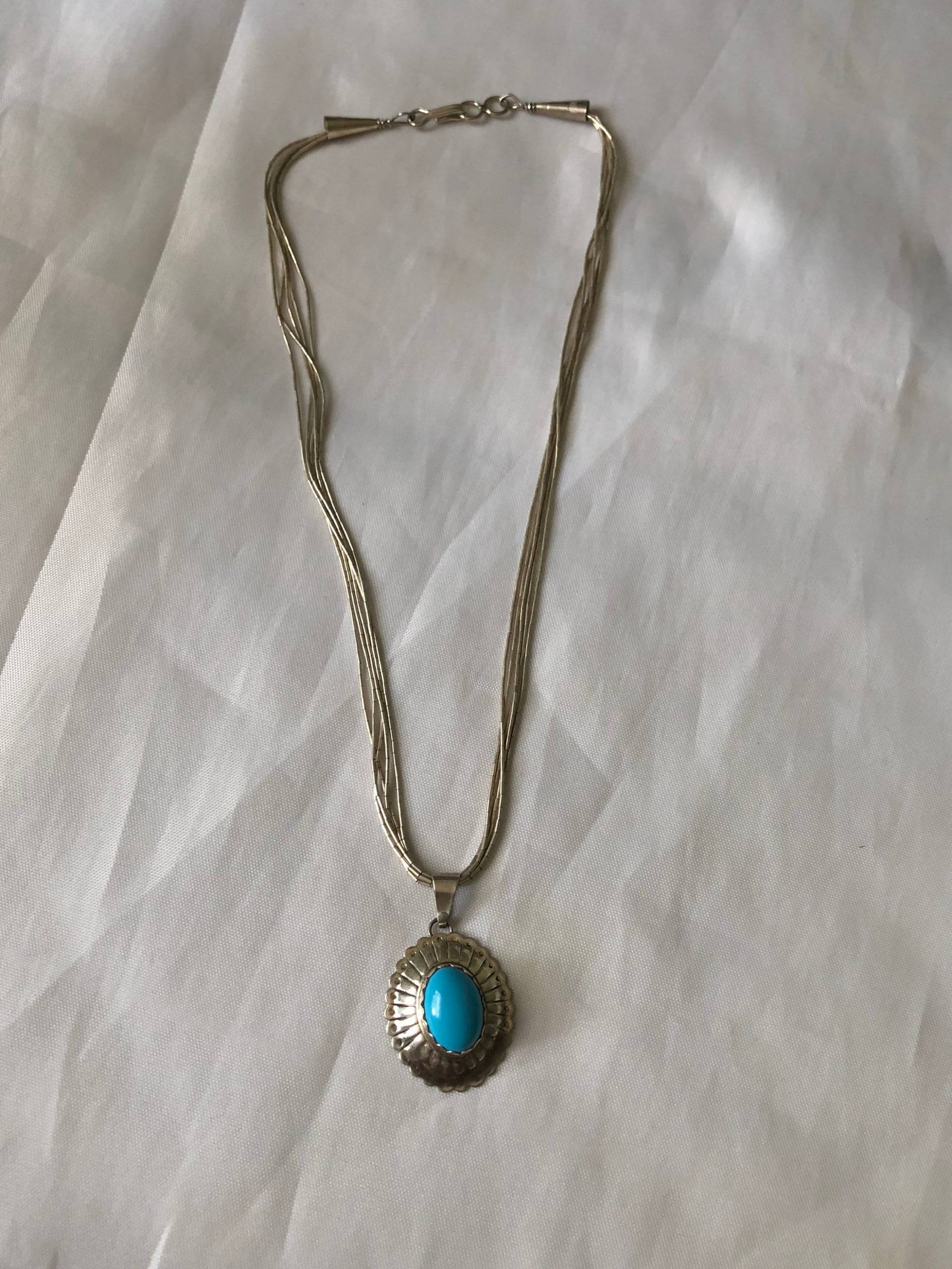 Vintage 5 Strang Flüssigkeit Sterling Silber Kette Mit Türkis Anhänger Vintage 5 Strang Flüssigkeit Sterling Silber Kette Mit Türkis Anhänger von JewelryGaloreGifts