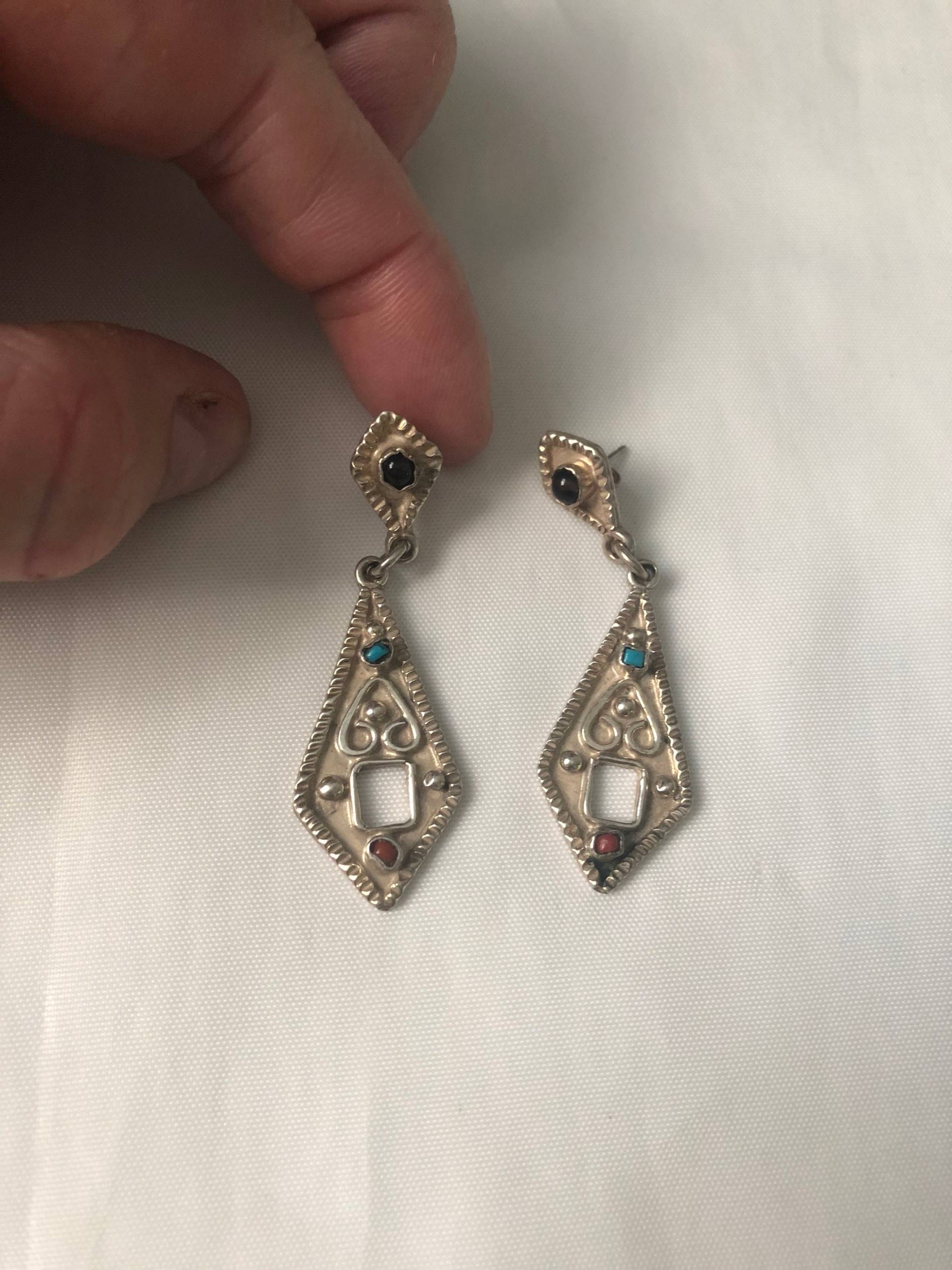 Vintage Sterling Silber Onyx Türkis Koralle Signiert Tm 206 Mexiko 925 Ohrringe Vintage Sterling Silber Onyx Türkis Koralle Signiert Tm 206 Mexiko 925 Ohrringe von JewelryGaloreGifts