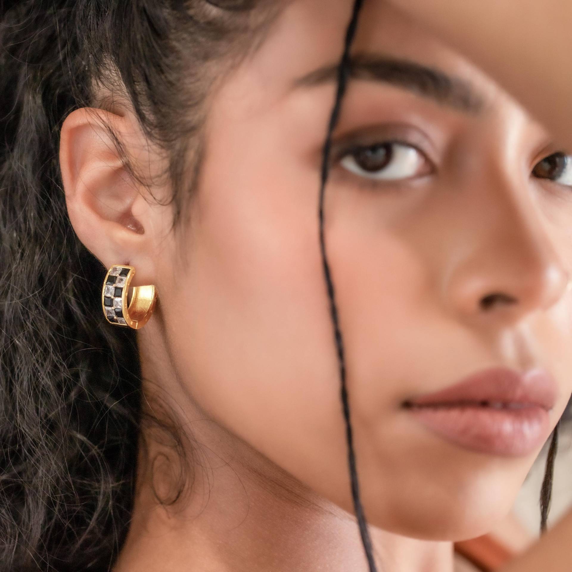 Chunky Karierte Hoop Ohrringe - 14K Vergoldete Retro Creolen, Statement Geschenk Für Sie von JewelryHills