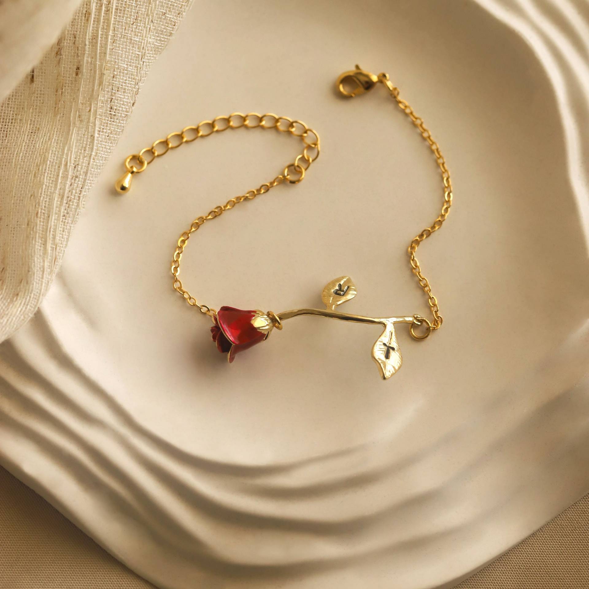 Benutzerdefinierte Rose Armband - Gravierte Blumen Schmuck, Personalisierte Gold Oder Silber Geschenk Für Sie, Mama Geschenk, Die Schöne Und Das von JewelryHills