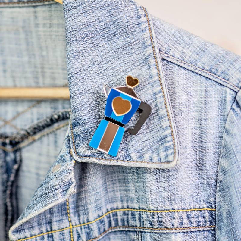 Blaue Kaffeekanne Brosche Aus Acryl von JewelryKatMade