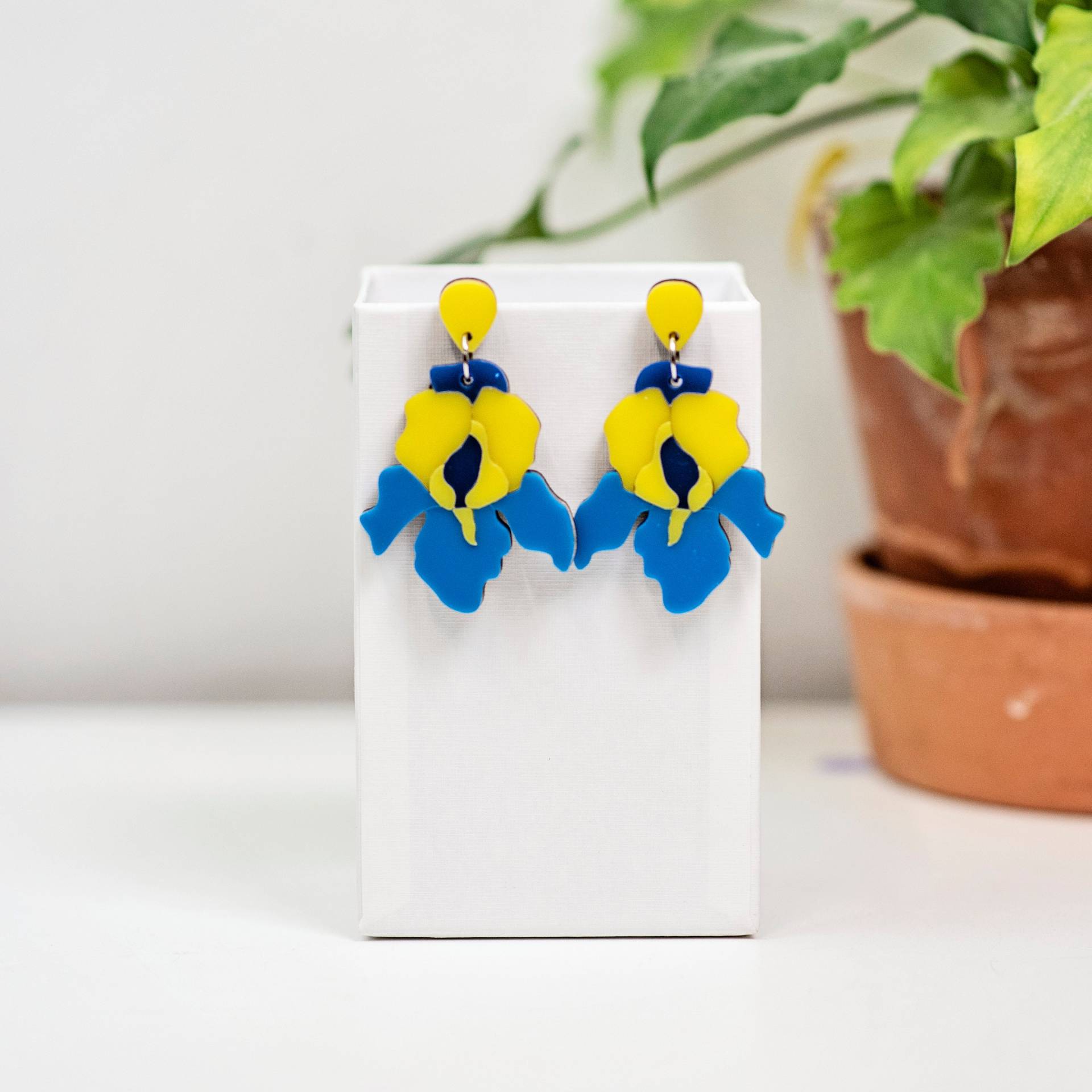 Blaue Und Gelbe Statement Iris Ohrringe, Laser Geschnittene Handgemachte Blumen Florale Ohrringe Aus Acryl Mit Clip Auf, Einzigartige Blaue Und Gelbe Statement Iris Ohrringe, Laser Geschnittene Handgemachte Blumen Florale Ohrringe Aus Acryl Mit Clip Auf, Einzigartige von JewelryKatMade