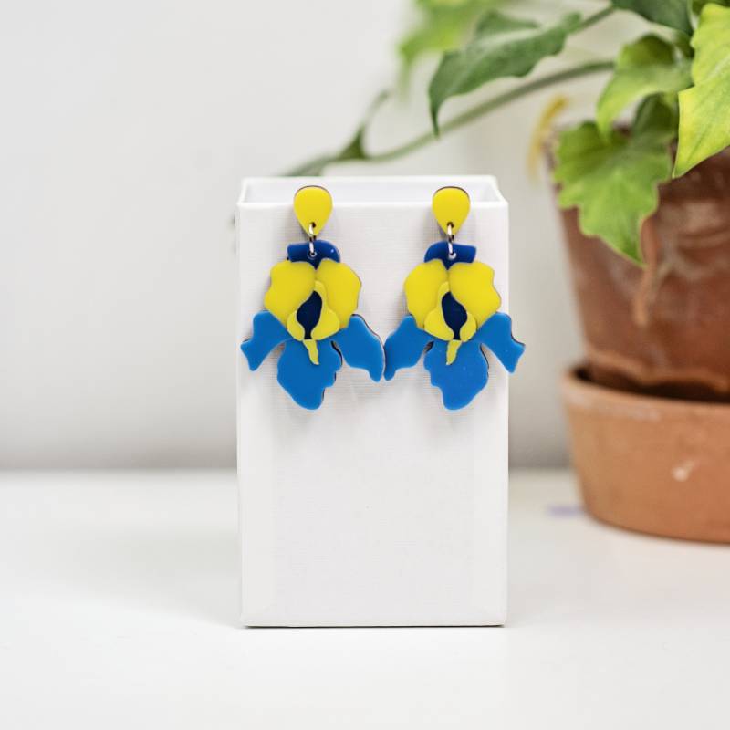 Blaue Und Gelbe Statement Iris Ohrringe, Laser Geschnittene Handgemachte Blumen Florale Ohrringe Aus Acryl Mit Clip Auf, Einzigartige von JewelryKatMade