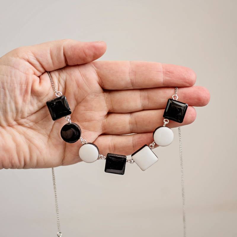 Einzigartige Halskette Für Frauen in Schwarz Und Weiß, Schmuck Beste Geschenke Sie, Handgemachte Sommer Halskette, Schmuckset Geschenk Mama von JewelryKatMade