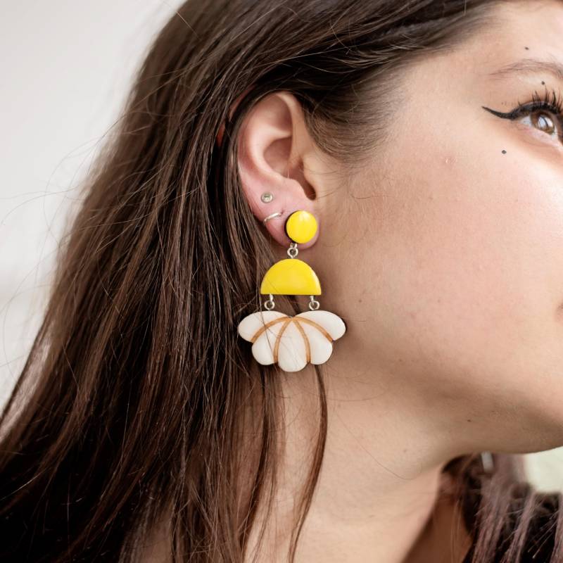 Gänseblümchen Ohrringe Mit Clip On, Handgefertigte Blumenohrringe in Gelb Und Weiß, Elegante Ohrringe, Einzigartige Geschenke Für Sie von JewelryKatMade
