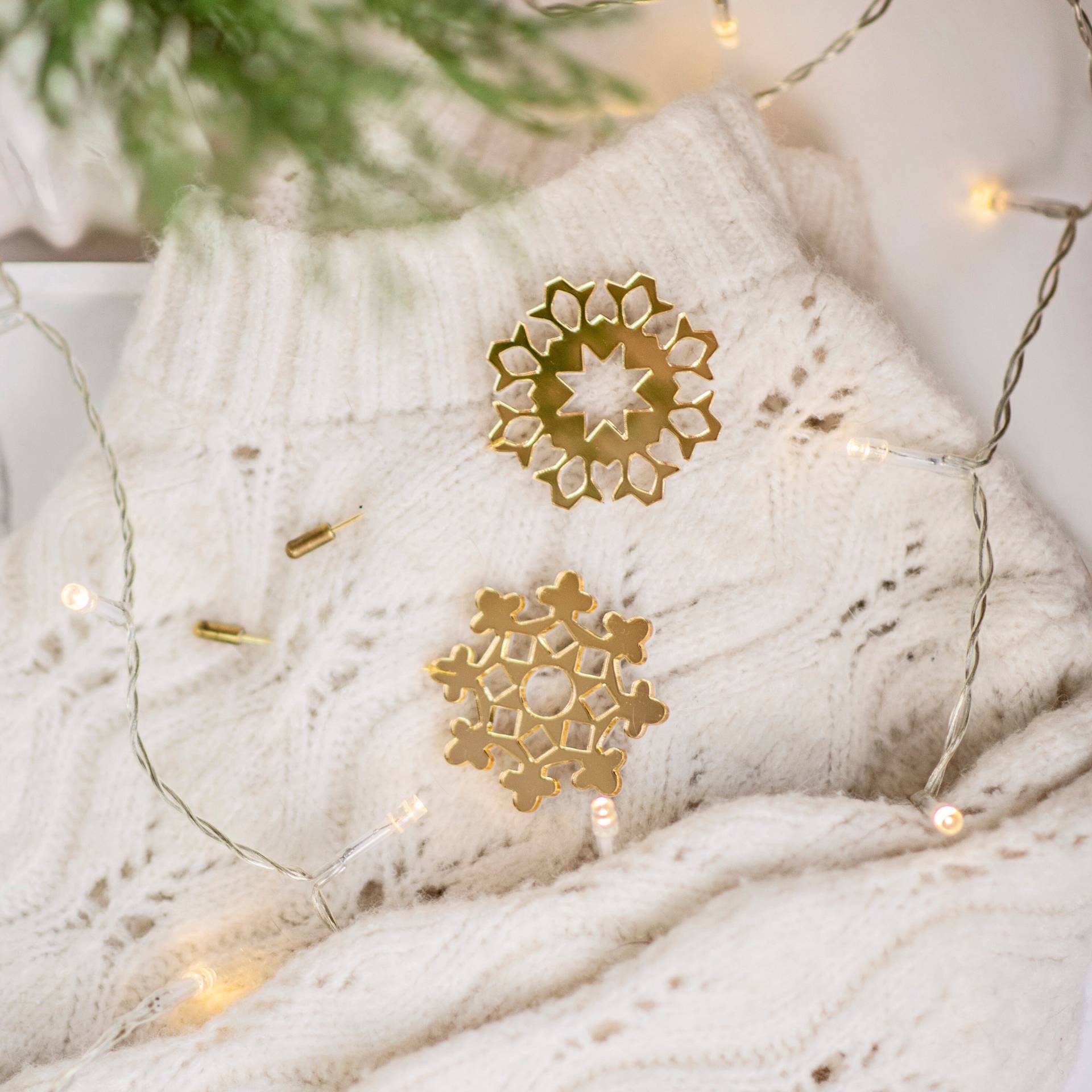 Gold Acryl Schneeflocke Brosche, Schal Pin Broschen Für Frauen, Laser Geschnittene Herren Anstecknadel, Moderne Handgemachte Schmuck Einzigartige von JewelryKatMade
