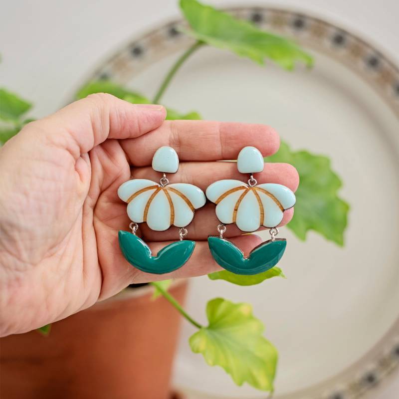 Große Blaue Blumen Ohrringe Mit Clip Oder Hypoallergene Ohrstecker, Statement von JewelryKatMade