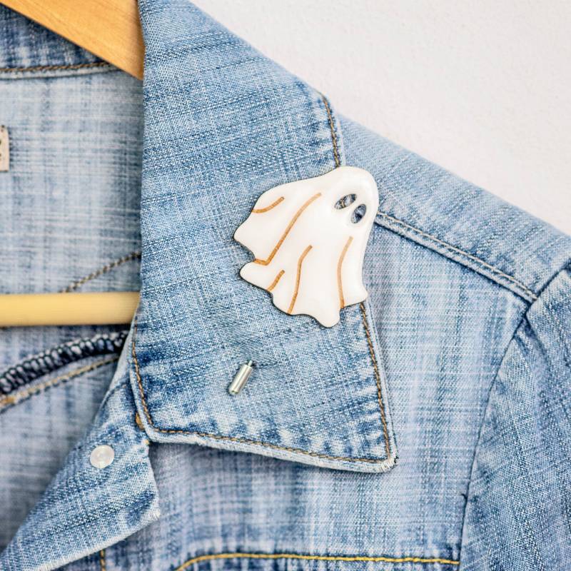 Handgefertigte Halloween Geist Brosche, Rucksack Accessoire von JewelryKatMade