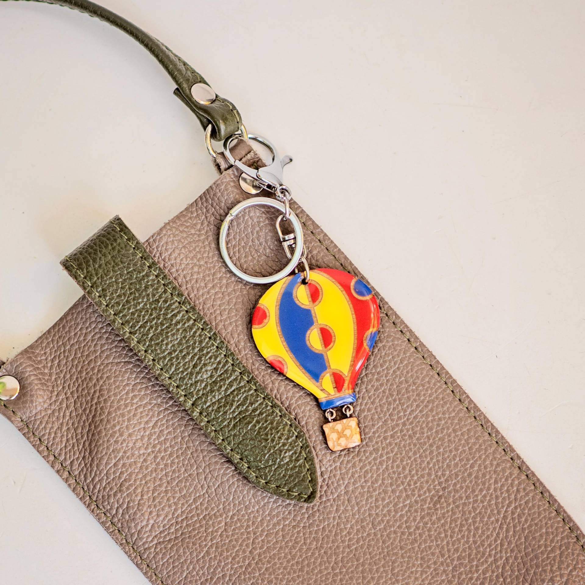 Heißluftballon Schlüsselanhänger, Blau & Gelb Taschenanhänger von JewelryKatMade