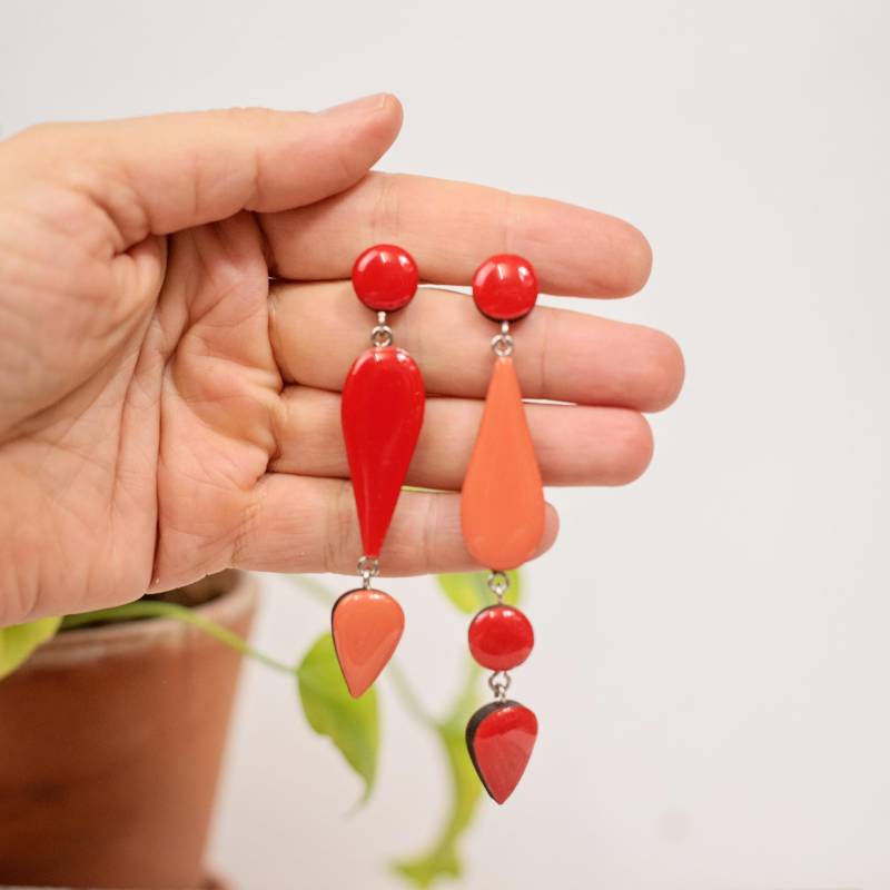 Lange Baumeln Teardrop Ohrringe in Rot Und Koralle, Eine Der Art Handgemachte Geschenk Für Frau, Mismatched Clip Auf Ohrringen von JewelryKatMade