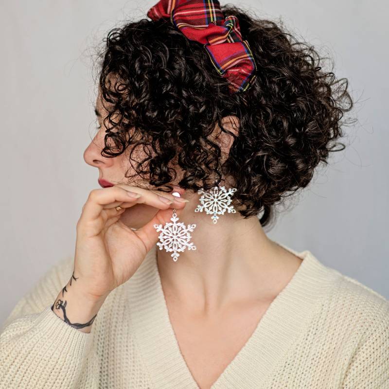 Laser-Cut Silberne Acryl-Schneeflockenohrringe, Moderne Winterhochzeits-Brautohrringe, Leichter Clip Auf Handgemachten Ohrringen von JewelryKatMade