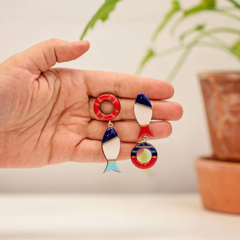 Mismatched Fisch Ohrringe in Rot Und Blau, Süße Handgemachte Ohrringe, Einzigartige Damen Kleine Geschenke Für Sie, Einzigartiger Damenschmuck von JewelryKatMade