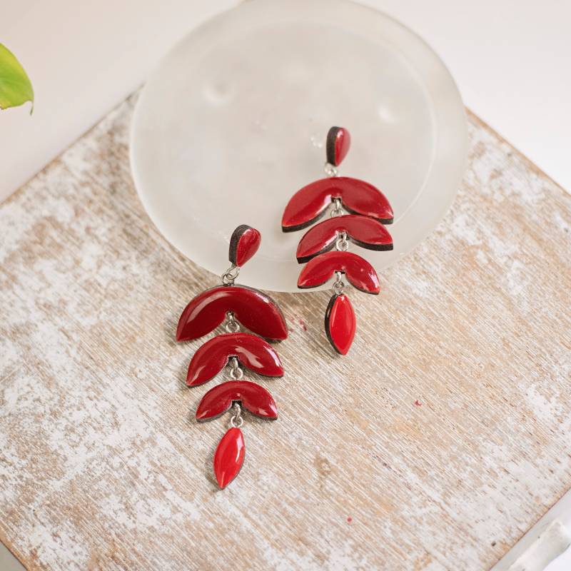Moderne Lange Blattohrringe in Hell Und Bordeaux Rot, Statement Herbstohrringe Mit Clip On von JewelryKatMade