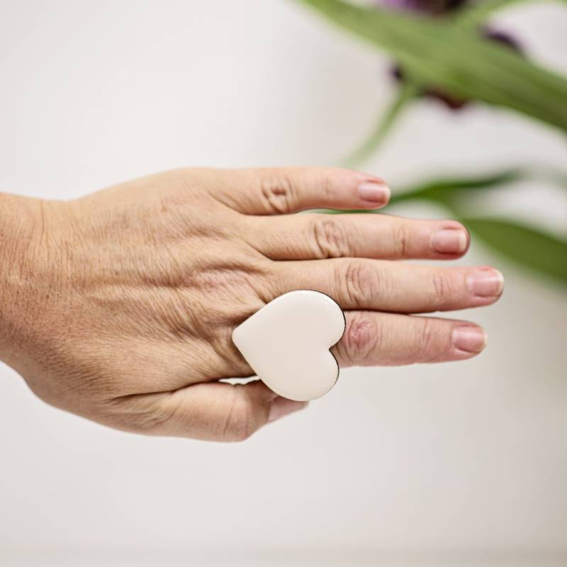 Moderne Statement Liebe Herzring Mit Verstellbarem Band, Weiße Klobige Cocktailringe, Große Trendige Ringe von JewelryKatMade