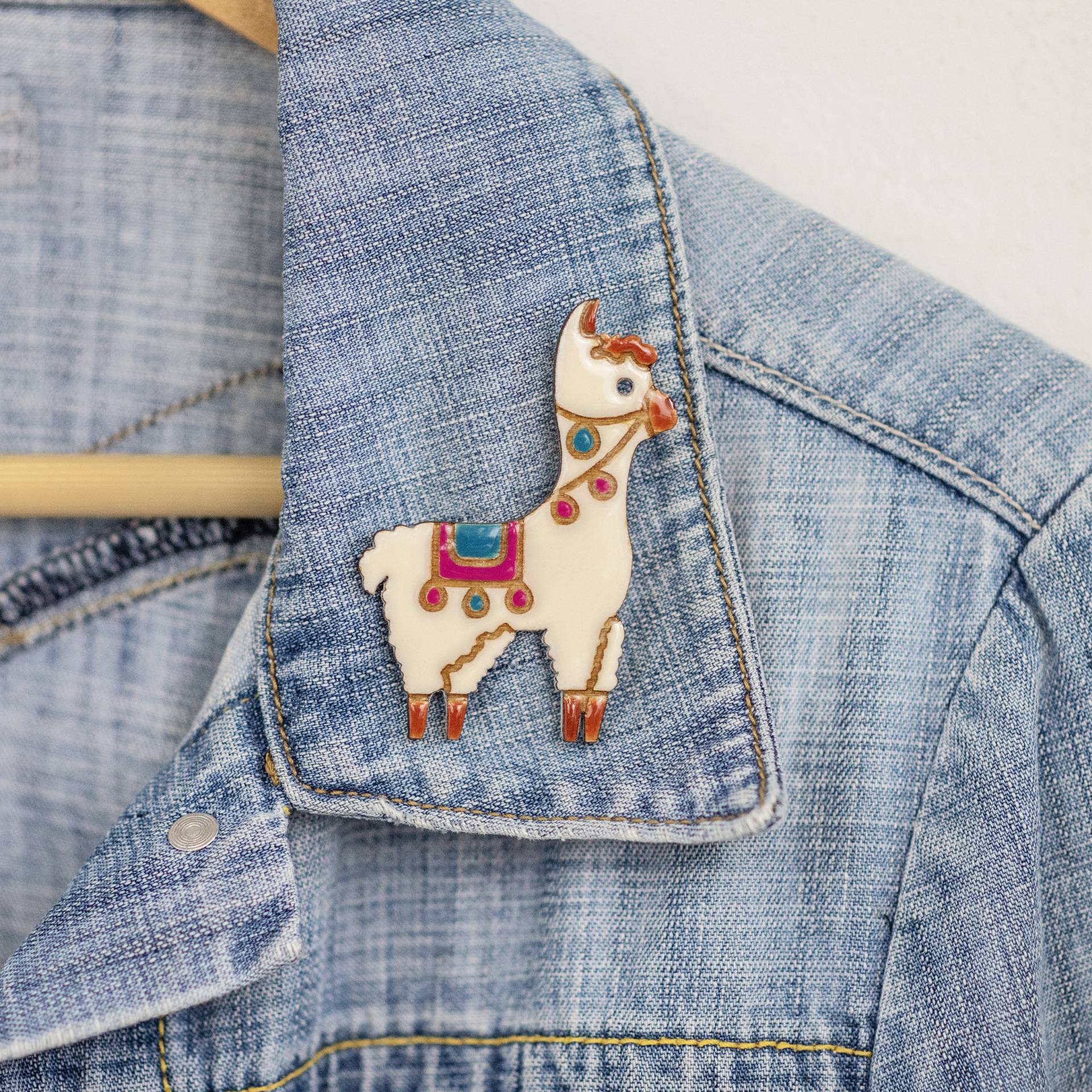 Lama Brosche, Handgemachter Naturschmuck von JewelryKatMade