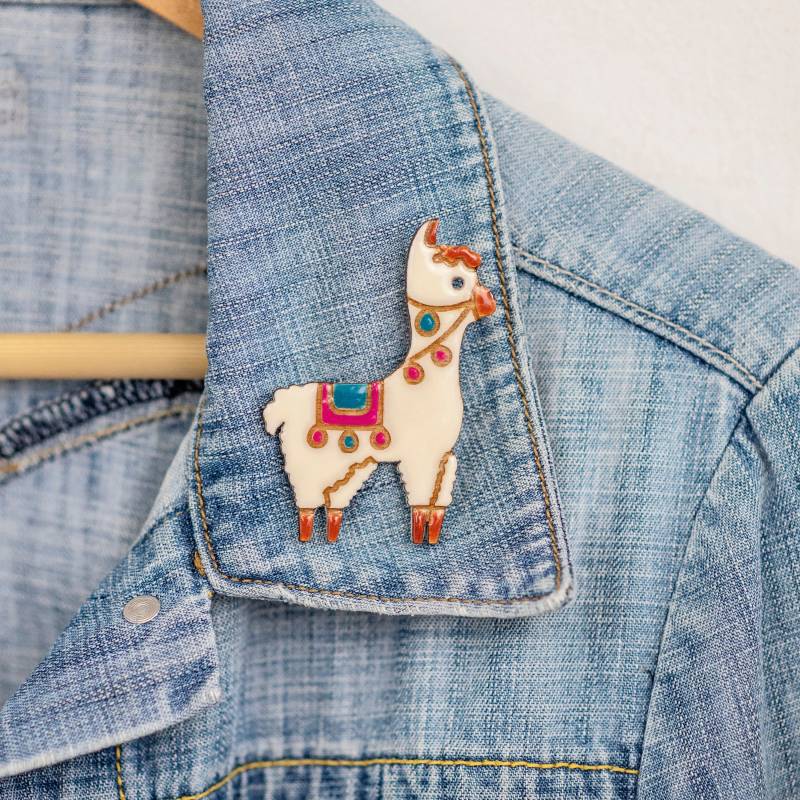 Lama Brosche, Handgemachter Naturschmuck von JewelryKatMade