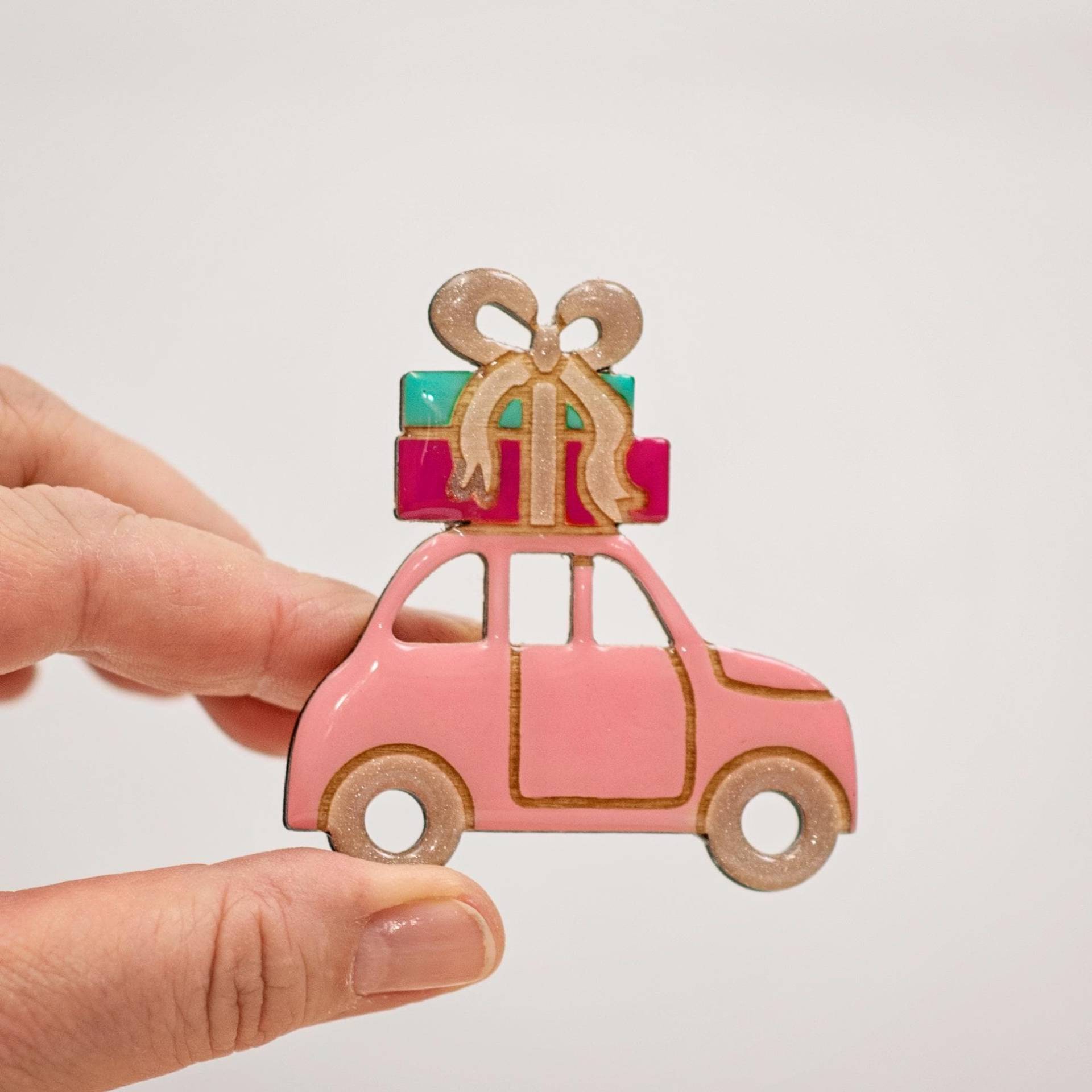 Rosa Weihnachtsauto Mit Geschenken Brosche, Anstecknadeln Männer Süßes Weihnachtsgeschenk, Weihnachtsgeschenk Für Freund, Einzigartige von JewelryKatMade
