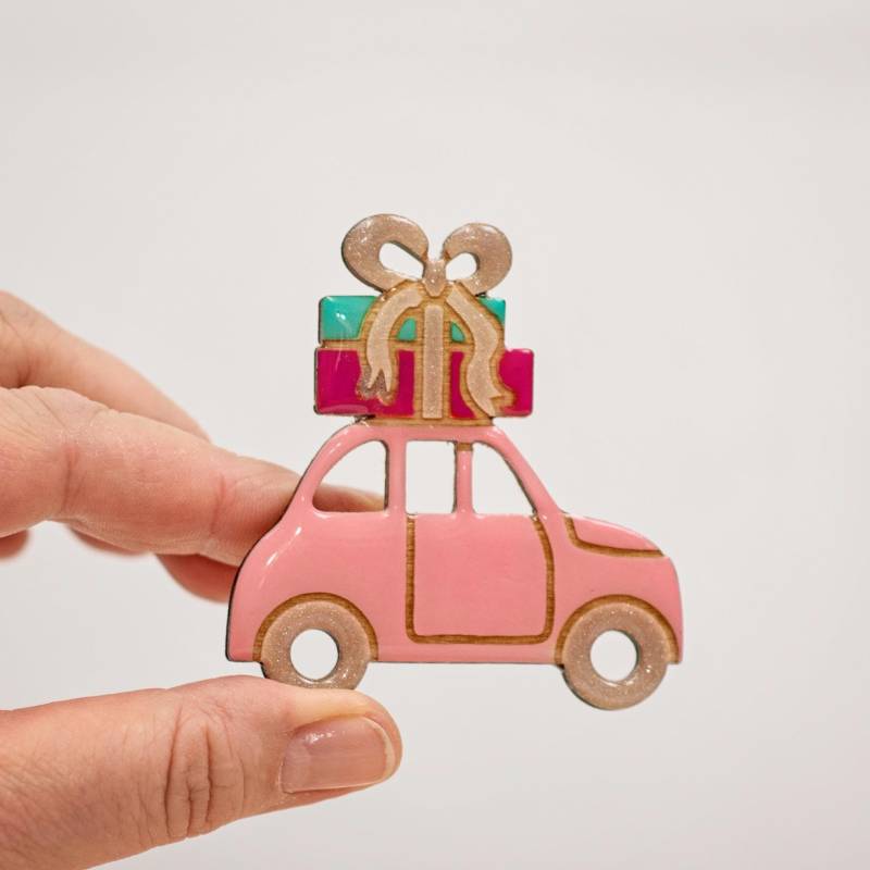 Rosa Weihnachtsauto Mit Geschenken Brosche, Anstecknadeln Männer Süßes Weihnachtsgeschenk, Weihnachtsgeschenk Für Freund, Einzigartige von JewelryKatMade