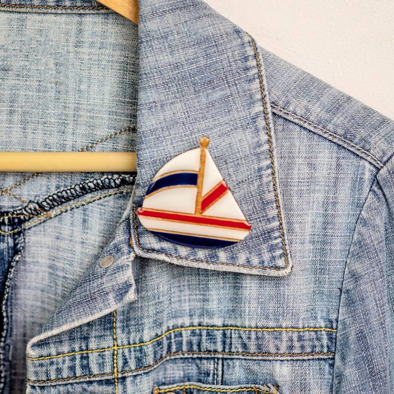 Segelboot Brosche Sommer Schmuck Geschenk Für Freund, Herren Anstecknadel Reisegeschenk Kollegen, Einzigartige Geschenke Sie Unter 30 Segelboot Brosche Sommer Schmuck Geschenk Für Freund, Herren Anstecknadel Reisegeschenk Kollegen, Einzigartige Geschenke Sie Unter 30 von JewelryKatMade