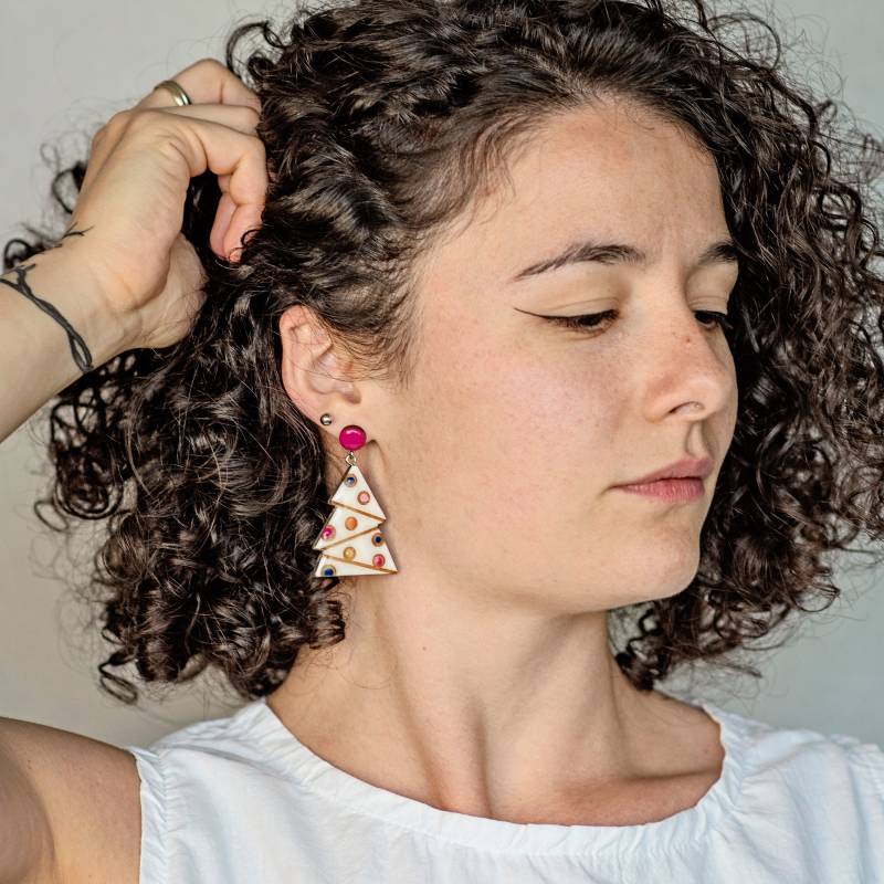 Weiße Statement Weihnachtsbaum Ohrringe, Coole Clip On Urlaub Leichte Winter Wichtelgeschenk Für Kollegen von JewelryKatMade