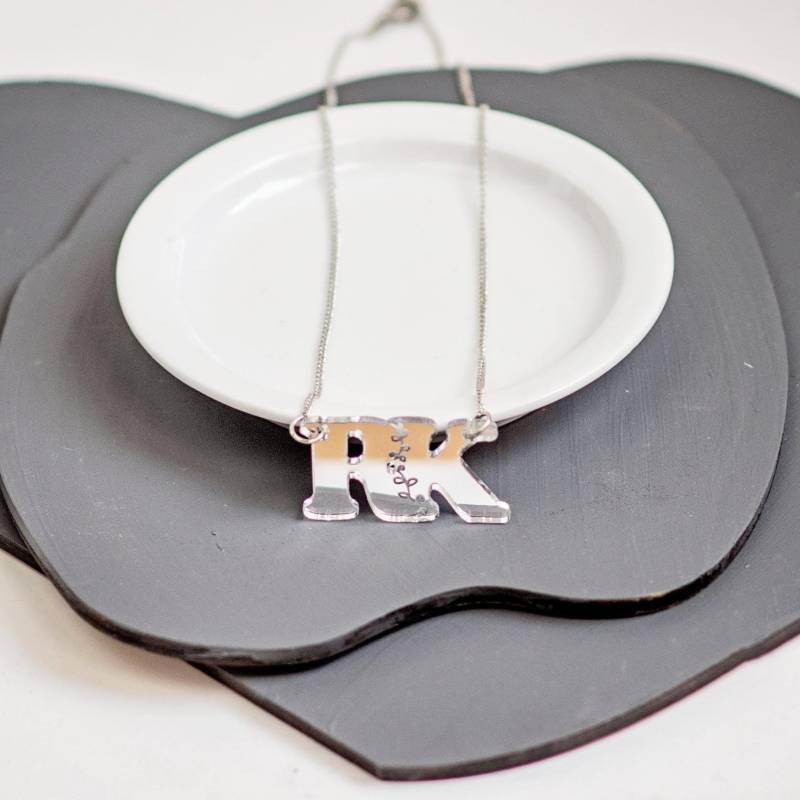 Zierliche Personalisierte Anhänger Halskette Für Frauen, Benutzerdefinierte Mutter Initial Halskette, Zarte Brief Minimalist Schwester von JewelryKatMade