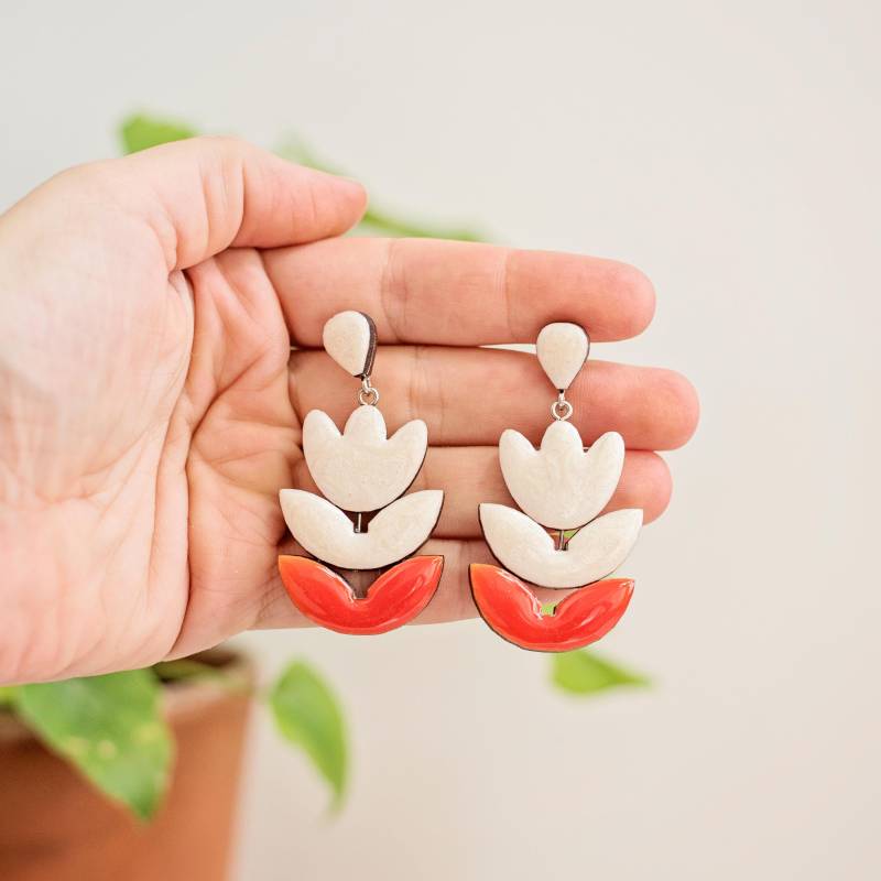 statement Blumen Ohrringe in Beige Und Orange, Handgemachte Ohrringe, Einzigartiger Handgemachter Schmuck, Damenschmuck von JewelryKatMade
