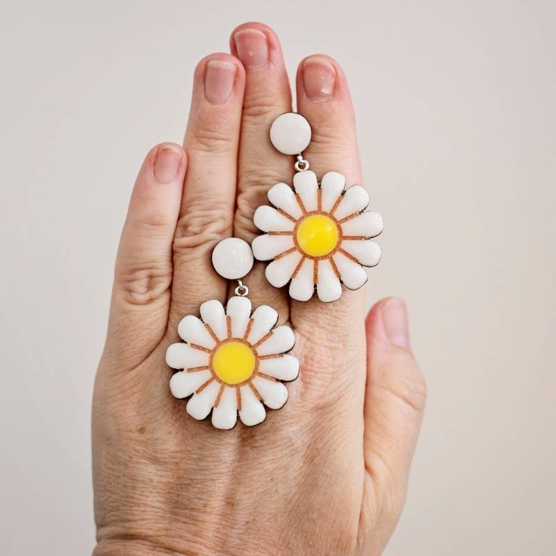 statement Weiße Gänseblümchen Ohrringe Mit Clip Für Nicht Durchbohrte Ohren, Blumen Ohrringe, April Geburt Blumenschmuck von JewelryKatMade