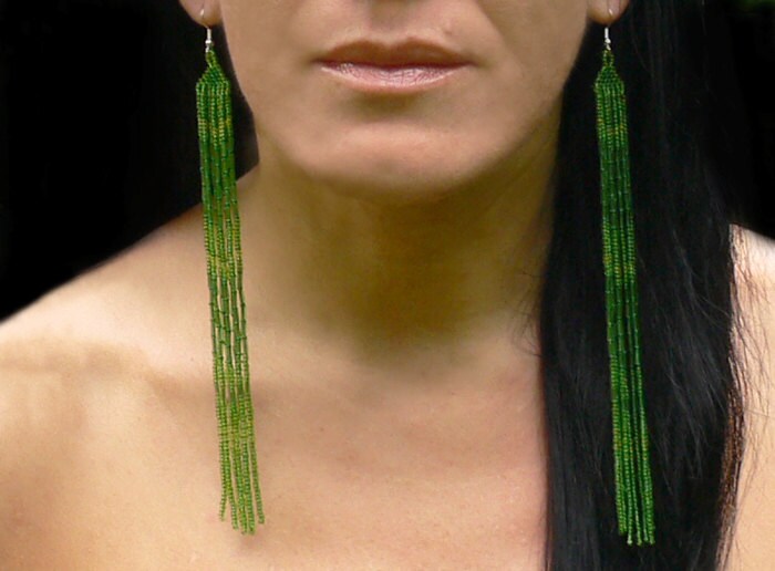 Grüne Ohrringe. Extra Lange Schulterstauber Sehr Fransen Perlenstickerei von JewelryLL