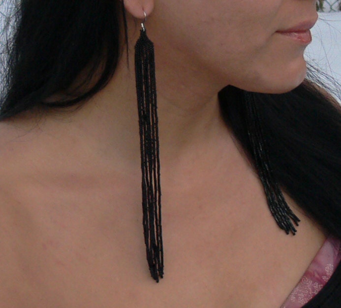 Schwarze Ohrringe. Extra Lange Schulter Duster Sehr Lange Fransen Perlenarbeit von JewelryLL