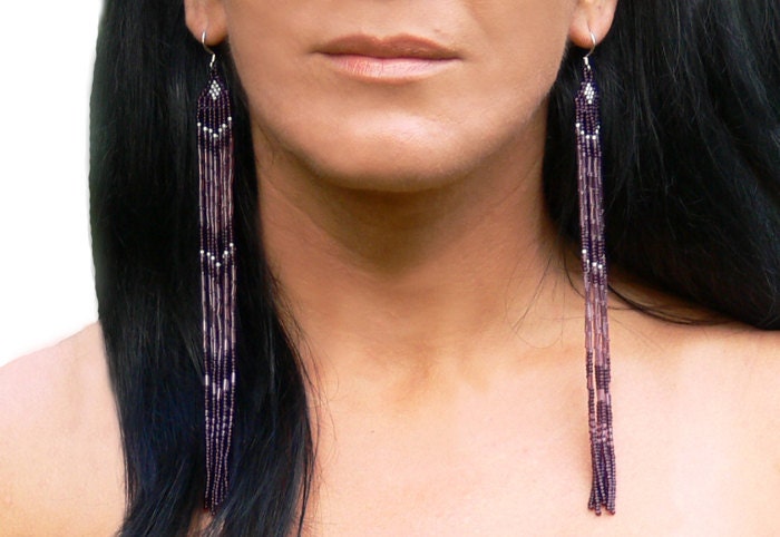 Sehr Lange Ohrringe. Perlen Fransen Extra Schulterstauber. Lange Lila Perlenstickerei von JewelryLL