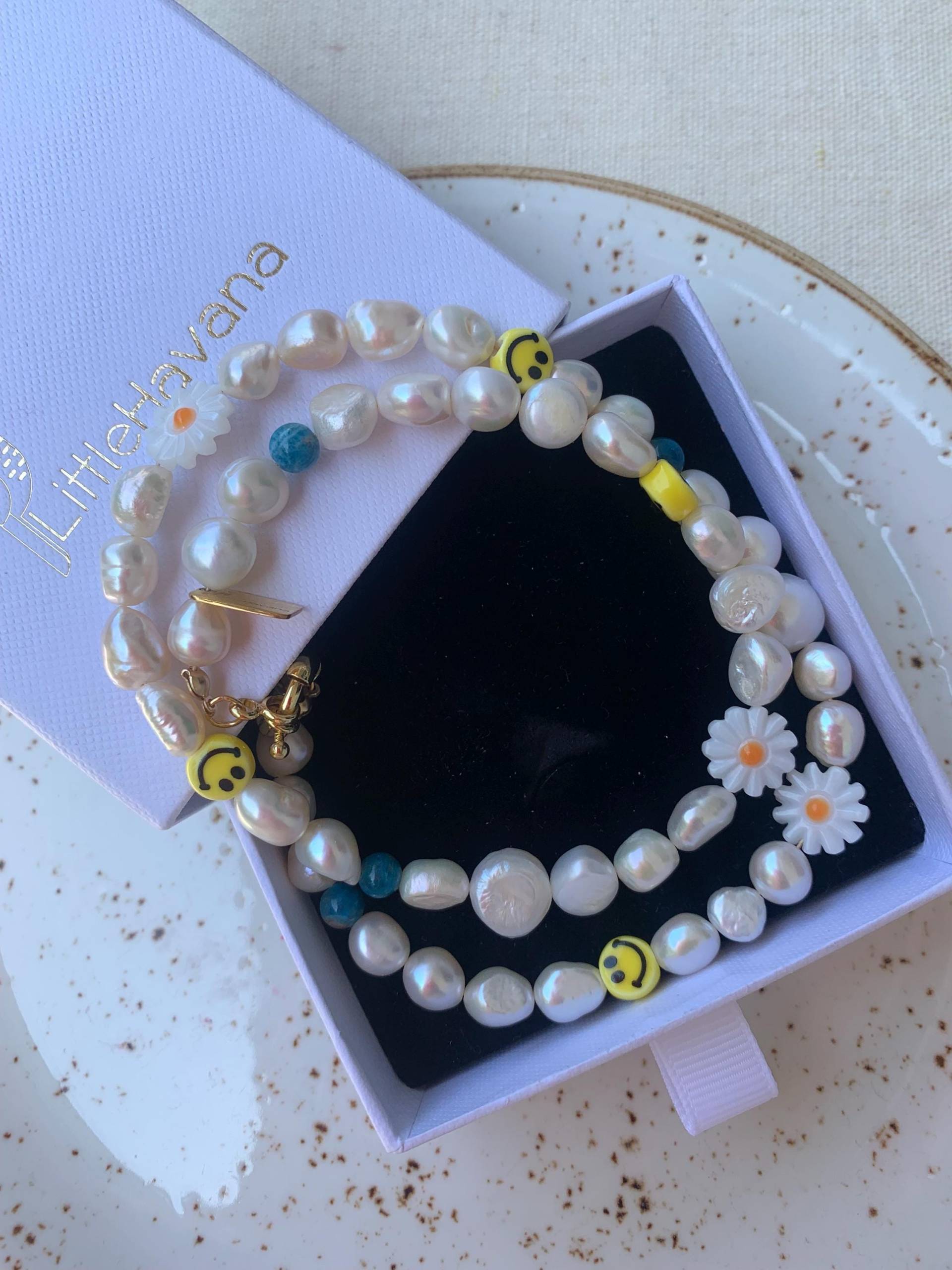 Perlenhalskette Aus Süßwasserperlen | Mit Smileys Kette Smiley Jewelry Little Havana Perlenhalskette Aus Süßwasserperlen | Mit Smileys Kette Smiley Jewelry Little Havana von JewelryLittleHavana