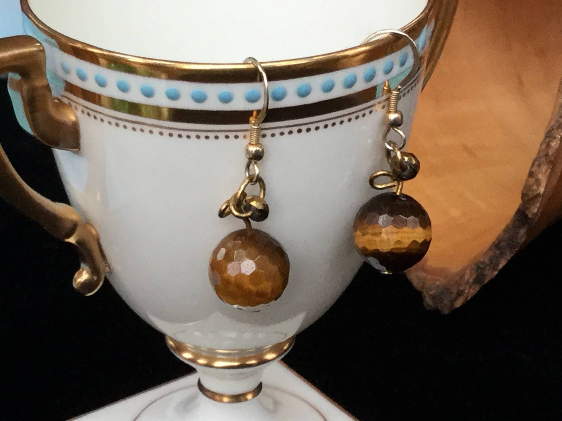 Ohrringe Runde Tigerauge, Wirbelnde Gold Verdrahtung Mit Facettierten Kristall Akzent, Und Ohrhaken von JewelryLoveRocks