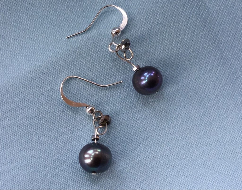 Perlen Ohrringe Rund Pfauenzucht Süßwasserperlen, Sterling Silber Draht Und Ohrhaken, Facettierte Hämatit Graphit Kristall von JewelryLoveRocks