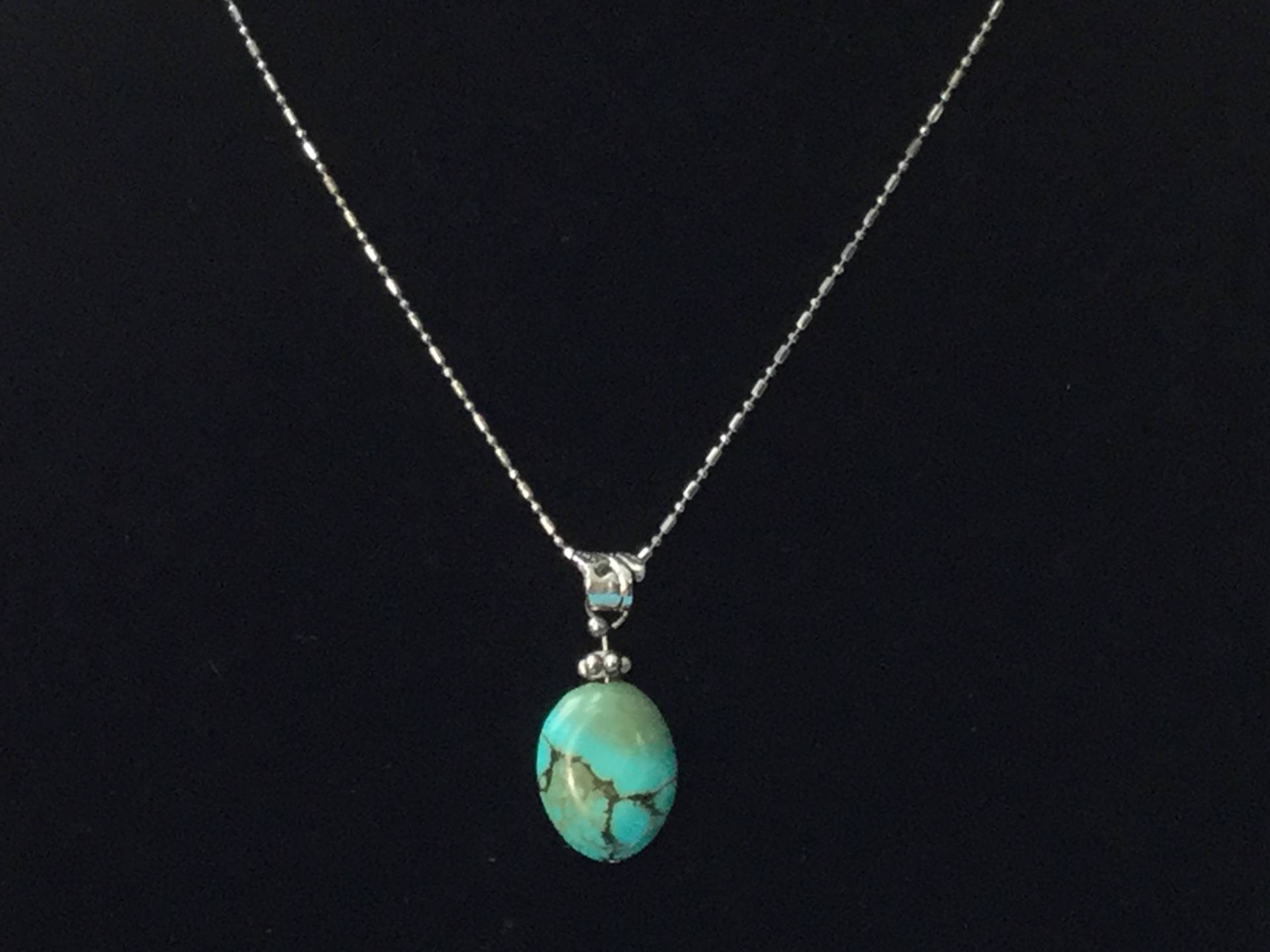 Türkis Halskette Oval Anhänger Mit Silber Perlen Akzent Und Gravierte Öse von JewelryLoveRocks
