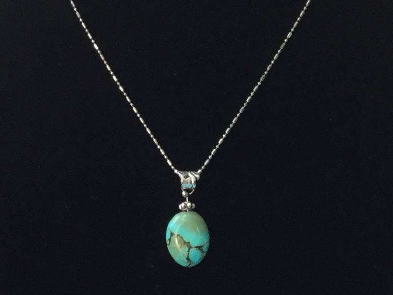 Türkis Halskette Oval Anhänger Mit Silber Perlen Akzent Und Gravierte Öse Türkis Halskette Oval Anhänger Mit Silber Perlen Akzent Und Gravierte Öse von JewelryLoveRocks