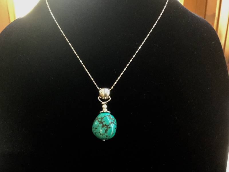 Türkis Kette Anhänger Natur Blau Grün Schwarz Oval Chunky Türkis Akzentuiert Durch Silber Art Deco Kappe, Runde Perle, Silber Geschnitzte Kappe Türkis Kette Anhänger Natur Blau Grün Schwarz Oval Chunky Türkis Akzentuiert Durch Silber Art Deco Kappe, Runde Perle, Silber Geschnitzte Kappe von JewelryLoveRocks