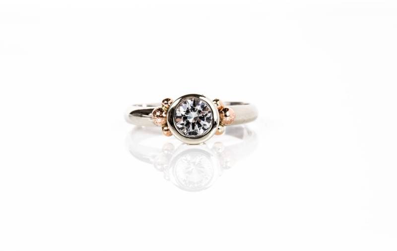 Die Kate - 14K + Weiß Saphir Verlobungsring Die Kate - 14K + Weiß Saphir Verlobungsring von JewelryNouveau