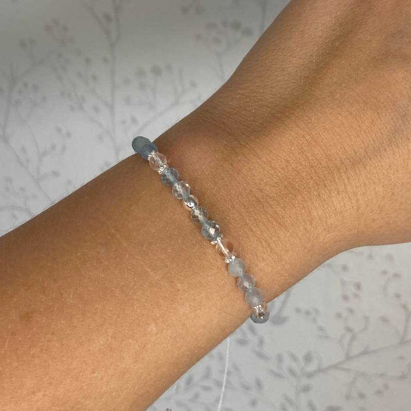 Confidence | Aquamarin Bergkristall 4mm Facettiertes Filigranes Edelsteinarmband Makramee 925 Sterling Silber von JewelryOfNani