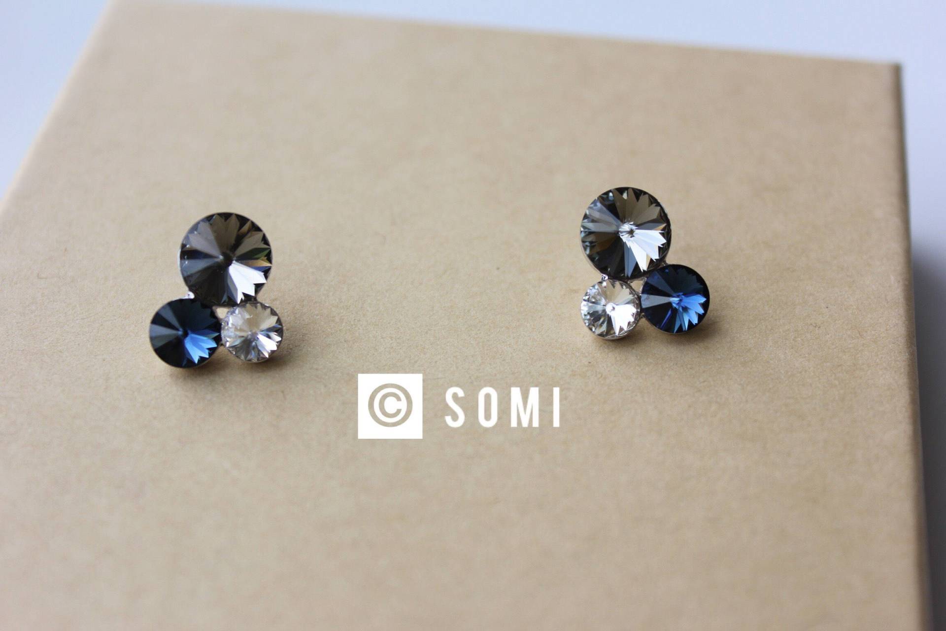 Ohrringe Swarovski Kristall Ohrstecker Mit Schwarz-Blau-Klarer Farbe Ohrringe Swarovski Kristall Ohrstecker Mit Schwarz-Blau-Klarer Farbe von JewelrySOMI