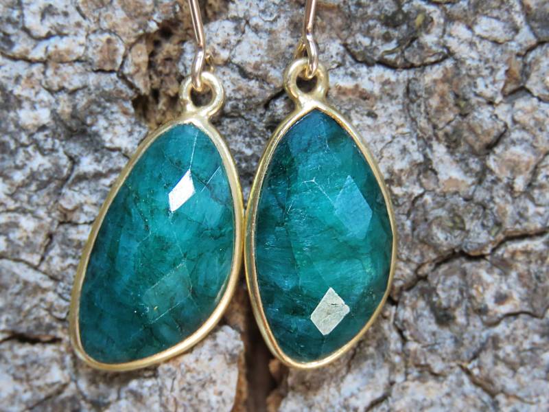 Längliche Smaragd Ohrringe, Limitierte Auflage Längliche Roher Und Gold von JewelrySavingLives