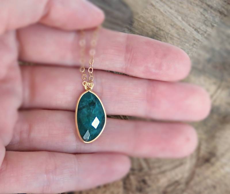 Limited Edition Längliche Smaragd Halskette, Roher Und Gold von JewelrySavingLives