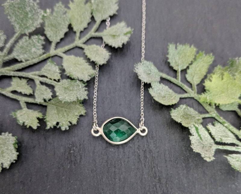 Seitlich Tropfen Smaragd Kette, Zierliche Birnen Natürliche Dunkel Grüne Echte von JewelrySavingLives