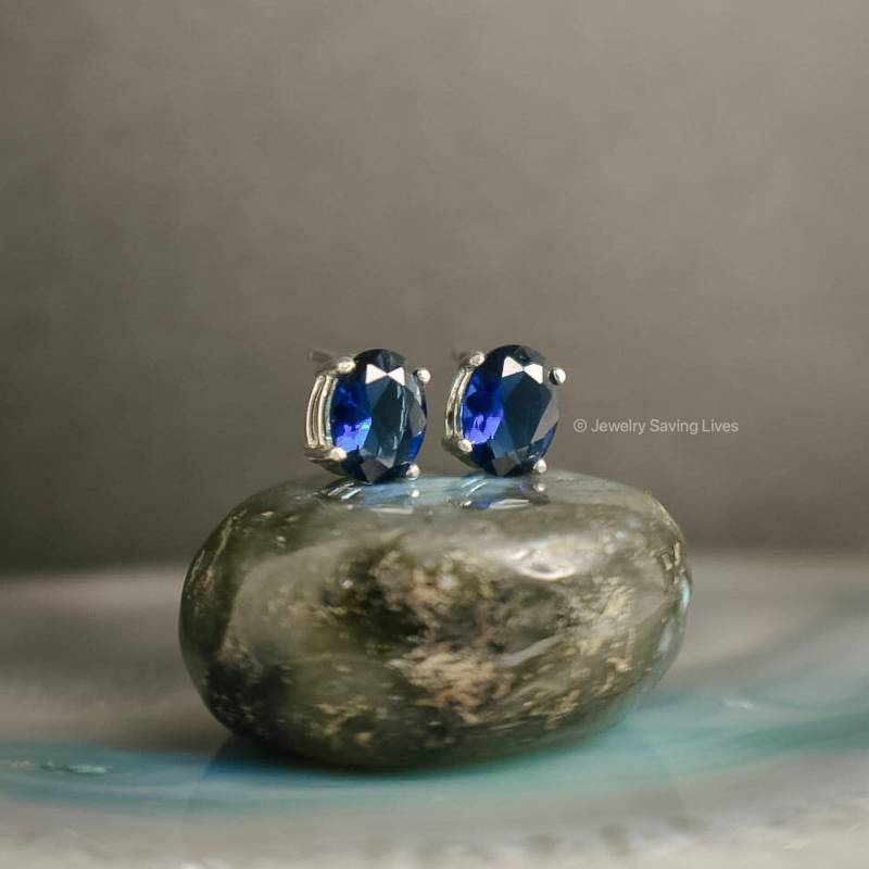 Tiefblaue Saphir Ohrringe, Geschliffene Blaue Ohrstecker Mit Tollem Glanz, Natürliche Ohrringe in Sterling Silber, Echte Kleine Saphire von JewelrySavingLives