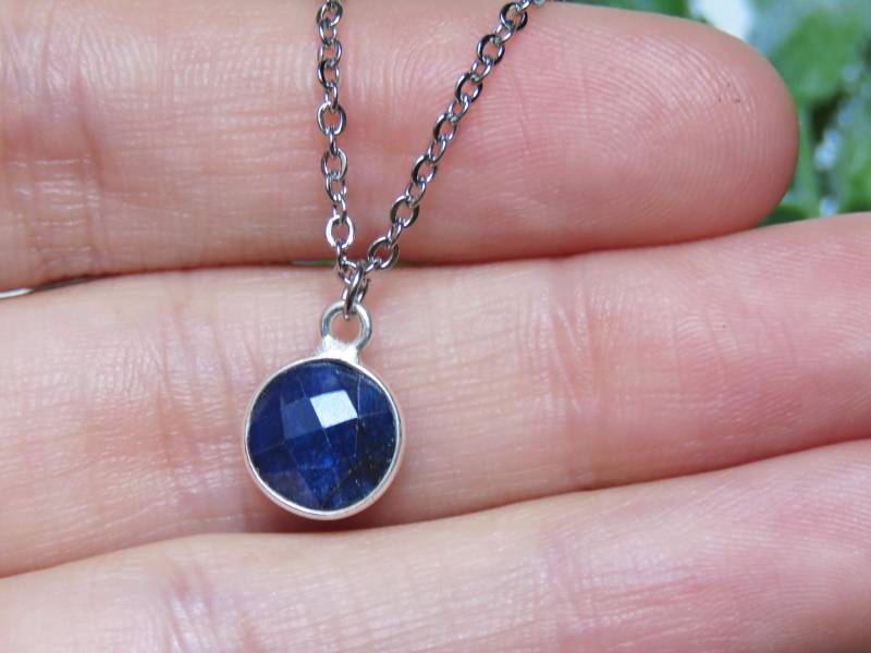 Zierliche Saphir Halskette, Echte Dunkelblaue Runde Kleiner Und Silber Tiefblauer Anhänger von JewelrySavingLives
