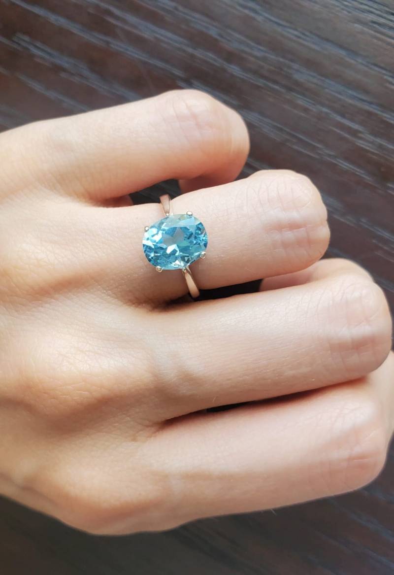 Zierlicher Aquamarinring, Runder Aquamarinring Im Brillantschliff in Sterlingsilber, Schlichter Stapelring von JewelrySavingLives