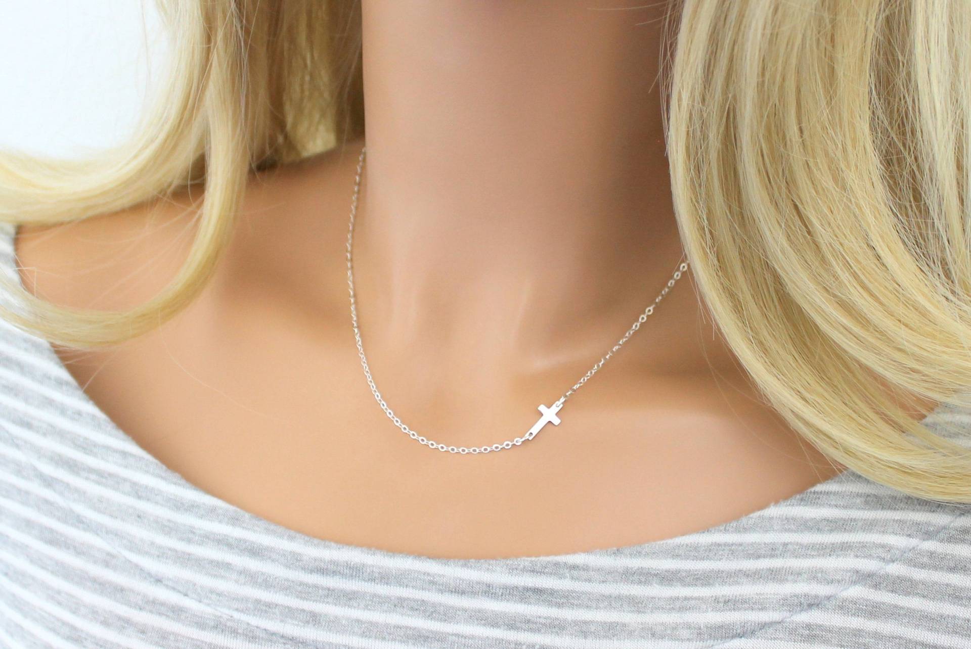 Glaube Halskette, Seitlich Kreuz Halskette Für Frauen, Silber Seitlich, Kleine Gold Zierliche Kreuz, Seitlich Layering Geschenk von JewelryStyles