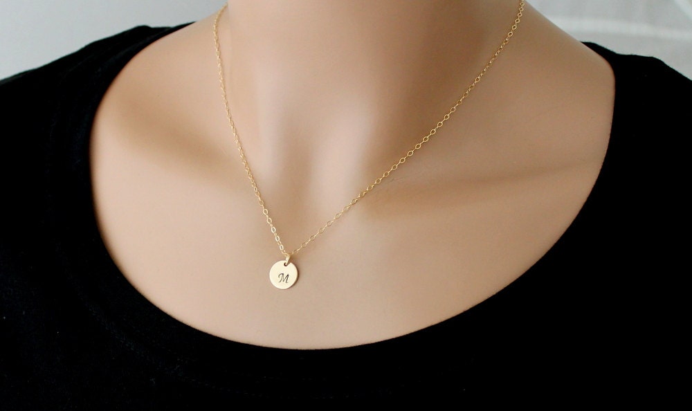 Initial Halskette, Gold Buchstabe Personalisierte Brautjungfer Geschenk, Zierliche Erste Scheibe Hochzeitsschmuck, Weihnachtsgeschenk von JewelryStyles