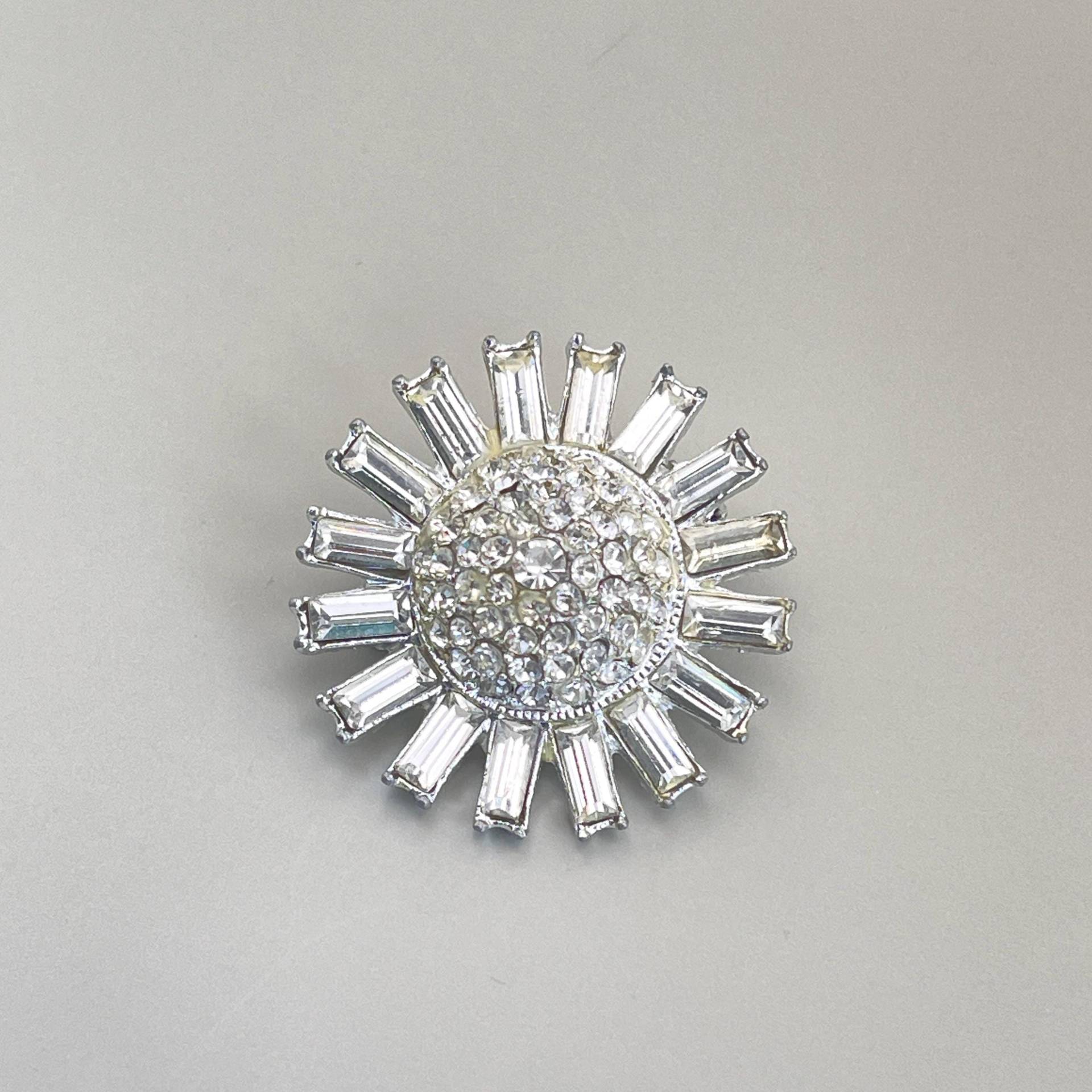 Kristall Daisy Blume Zarte Nadelbrosche Vintage Blumenbrosche Elegante Hochzeit Blumenstrauß Silberbrosche Geschenk Für Sie 1970Er Jahre Kristall Daisy Blume Zarte Nadelbrosche Vintage Blumenbrosche Elegante Hochzeit Blumenstrauß Silberbrosche Geschenk Für Sie 1970Er Jahre von JewelrySupplyMode